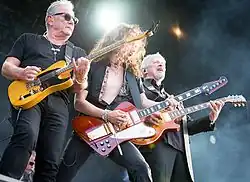 Åge Aleksandersen and the guitarists in Sambandet at stage at Stavernvestivalen in 2016