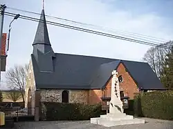 The church and war memorial in Bosquentin
