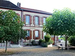 The town hall in Étigny