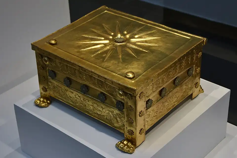 Ancient Greek rosettes on a larnax of Philip II, 330-320 BC, gold and enamel, Museum of the Royal Tombs of Aigai, Vergina, Greece[14]