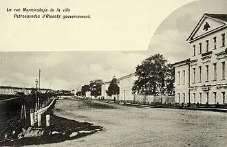Postcard in French depicting Mariinskaya Street. In the foreground is the city administration building.