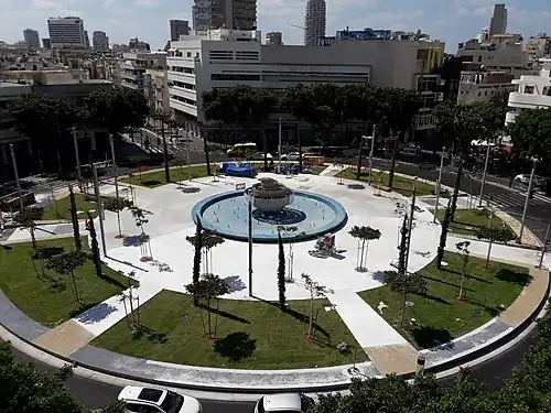 Dizengoff square lowered back to its former level in the early 21st century.