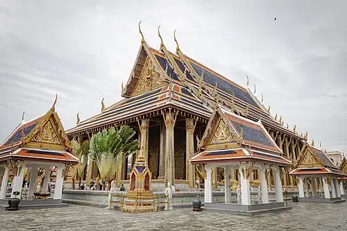The Ubosot of Wat Phra Kaew is surrounded by a low wall, eight bai sema shrines and twelve pavilions.