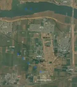 A Chinese-language map showing a modern satellite view of several Chinese villages with an outline of the extent of the ancient Erlitou site