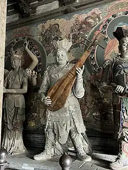 Statue of Chiguo Tianwang holding a pipa