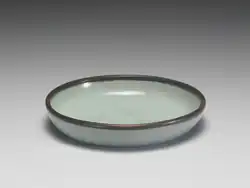 Ru ware brush washer with inscription (汝窯青瓷奉華款洗), Northern Song dynasty, late 11th–early 12th century. National Palace Museum.