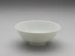 White porcelain bowl with carved openwork chrysanthemum decoration, Qing dynasty, Qianlong period (1736–1795). National Palace Museum.