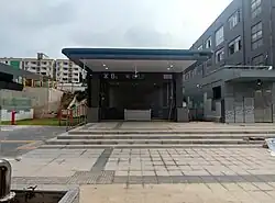 Entrance B2