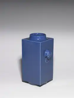 Cong-shaped vase (zong shi ping 琮式瓶) with cobalt blue glaze, Qing dynasty (before 1908). The form derives from the cong 琮, a jade ritual object of the Neolithic period later replicated in bronze during the Shang and Zhou dynasties. National Palace Museum.