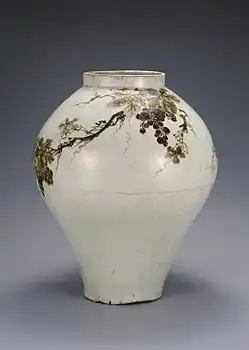 Jar with green colour plant decoration, Joseon dynasty (National Treasure No. 107)
