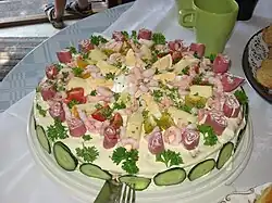 A round smörgåstårta