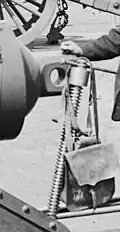 Photograph of 6.4-inch Parrott rifle showing elevating screw running through cascabel. This is the same design used in newer model 4.2-inch Parrott rifles.