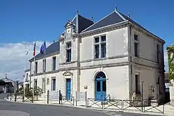 The town hall in Saint-Xandre
