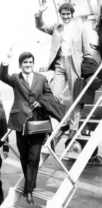 Dúo Dinámico waving at Barajas Airport in 1968 (left: de la Calva, right: Arcusa)