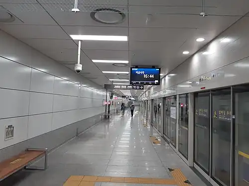 Full-height platform screen doors at Gangil Station (Seoul Subway Line 5)