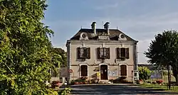 The town hall in Feux