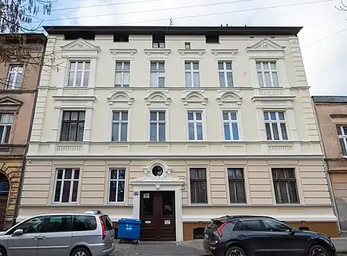 Frontage on the street