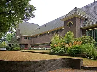 Front view of the brick school building of the International School Hilversum.