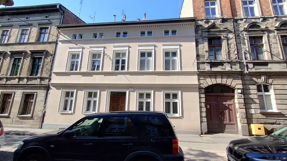Facade onto the street