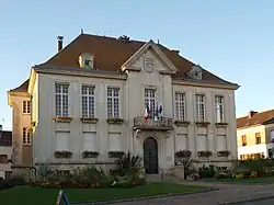 The town hall in Aillant-sur-Tholon