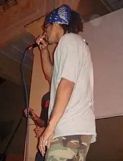 Aldo performing when he was a member of the group Los Aldeanos.