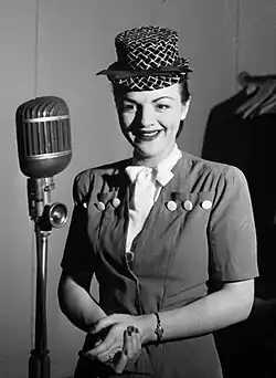 Robi during the recording of the radio show Revoir Paris in 1945