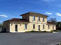 The town hall in Arbis