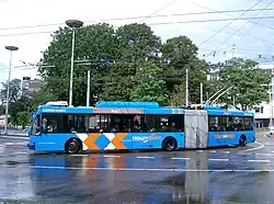 Articulated Arnhem trolleybus demonstrating its four-wheel steering on front and rear axles (2006).