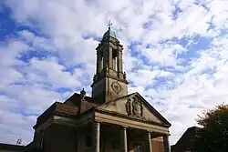 photo of the entrance to Ashlyns school