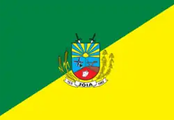 Jóia flag. The upper left diagonal is green and the bottom right diagonal is yellow. In the center is a red, blue, and yellow crest.