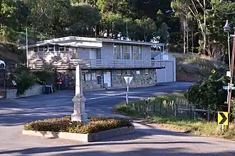 The World War I monument in the foreground, with the Basket Range Memorial Hall and CFS station in the background.