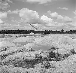 Bauxite mining at Onverdacht (1947)