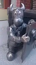 Ubrany w garnitur bebok Gelduś wychodzi z sejfu