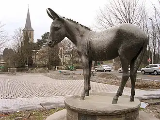 Donkey sculpture by Heide Dobberkau, installed in 1983.