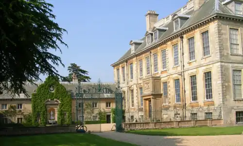 West façade (right) and stables (left), separated by a courtyard