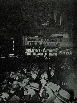 Press photo, crowd in front of a cinema