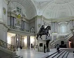 The entrance hall with a copy of the Equestrian statue of Friedrich Wilhelm I on its original base