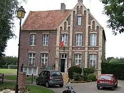 The town hall in Broxeele