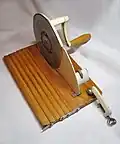 Mechanic bread cutting machine