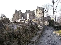 View out of the east zwinger of the palas. Left: the exposed masonry of the high medieval enceinte