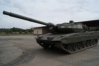 Left side view with cannon aligned with the tank.