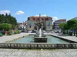 The public water fountain in the Praça do Município across from the Câmara Municipal de Nelas
