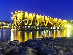 Cable Inglés, at night