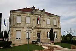 The town hall in Camblanes