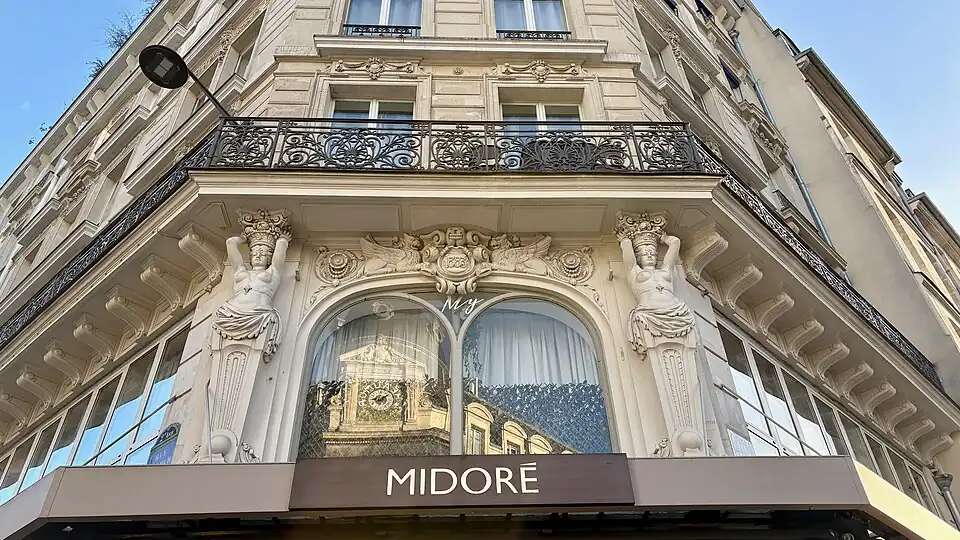 Sheathed caryatids carved by Léon Ruffat. They are located in Paris at 59 rue Réaumur, on the corner with rue Saint-Denis, on a building designed by Albert le Voisvenel in 1883.