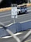 Sign reserving the left lane for HOV, conditional on weekdays from 5:00&nbsp;a.m. to 10:00&nbsp;a.m., and from 3:00&nbsp;p.m. to 7:00&nbsp;p.m. At the time this image was snapped, the restrictions were not in effect.