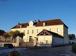 The town hall in Charbuy