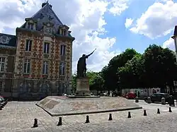 Arthur Dussault Square in Charenton showing the Hôtel de Ville (on the left) and the statue of Henry IV (in the centre)