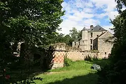 The château of Arthies and the fortified gate
