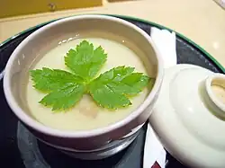 With mitsuba leaf